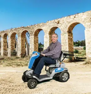 טיטן נוסע בשטח צרעה קלנועיות