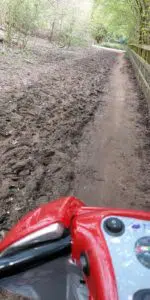 טיטן 4 אדומה נוסעת בבוץ